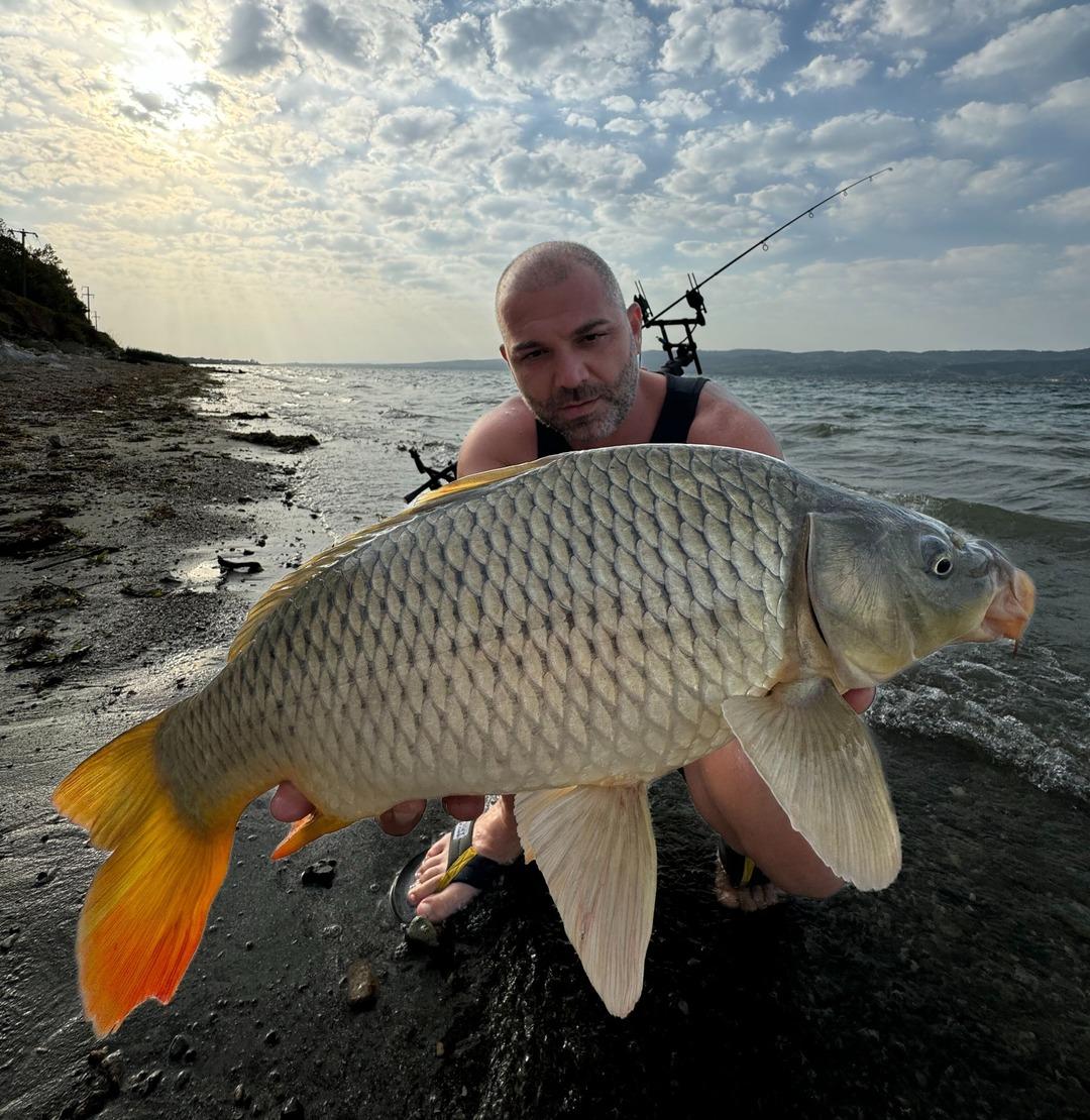 Ünlü gölde 17 tane yakaladı! Daha sonra öpüp suya bıraktı 1