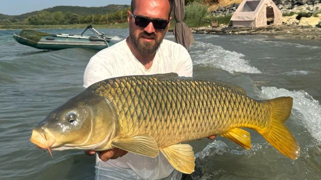Ünlü gölde 17 tane yakaladı! Daha sonra öpüp suya bıraktı