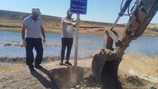 Eğil Belediyesi piknik alanlarının temiz tutulması için 3 dilde uyarı levhaları yerleştirdi