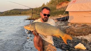 Sapanca Gölü’nde 13 kilo sazan yakaladı: Öpüp suya geri saldı