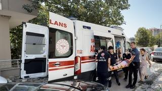 Avcılar’da cam silerken düşen kadın yaralandı