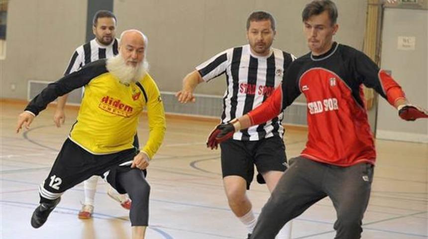 &Ouml;mer Şişmanoğlu'nun babasından futbol şov