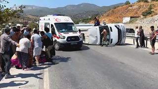 Tursitleri taşıyan midibüs devrildi! Araçta yolcular sıkıştı: 7 yaralı