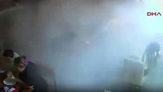 Seyir halindeki kamyonun lastiği patladı