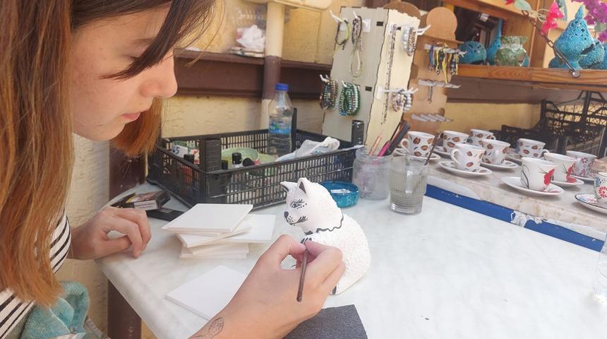 Eskişehir’de sanatla şekillenen Çini ürünleri göz kamaştırıyor