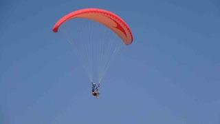 Van Gölü semalarında yamaç paraşütü heyecanı yaşandı