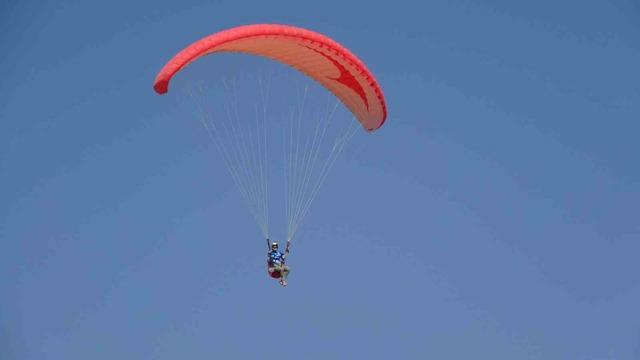 Van Gölü semalarında yamaç paraşütü heyecanı yaşandı