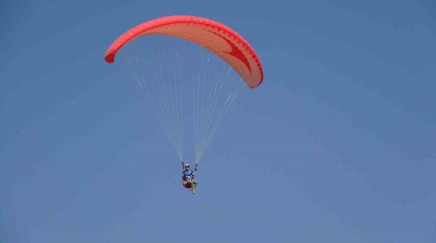 Van Gölü semalarında yamaç paraşütü heyecanı yaşandı