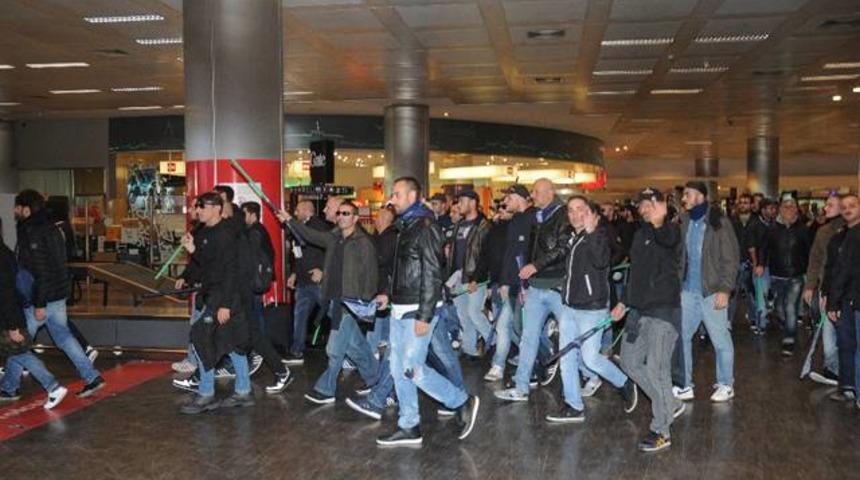 Napoli taraftarları gelir gelmez olay &ccedil;ıkardı