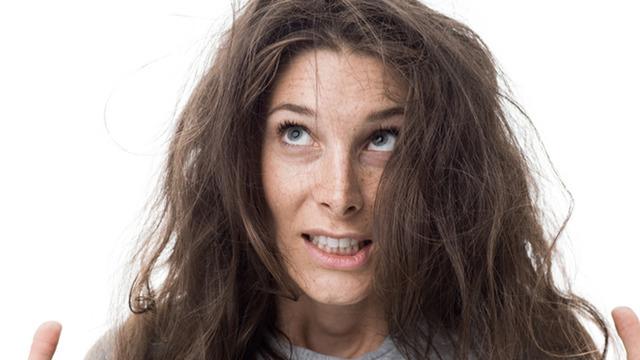 Kızların korkulu rüyası: Saç elektriklenmesini önleyen ev yapımı sprey tarifi! Saç elektriklenmesi nasıl önlenir?