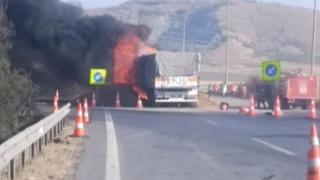 TAG Otoyolu’nda arpa yüklü tır yandı, sürücü yaralandı