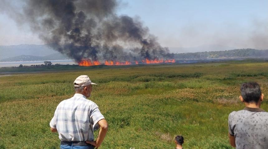 Beyşehir’de sazlık alanda çıkan yangın havadan müdahale ile söndürüldü
