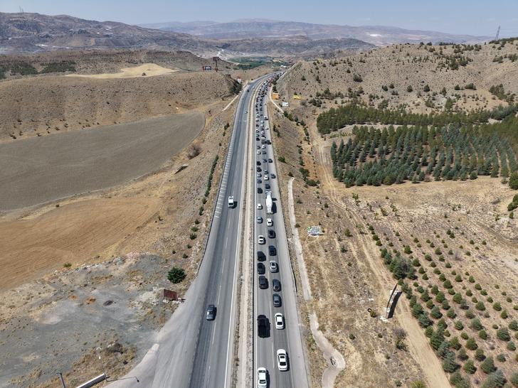 43 ilin geçiş kavşağında trafik kilitlendi: Kırıkkale’de kilometrelerce araç kuyruğu G1