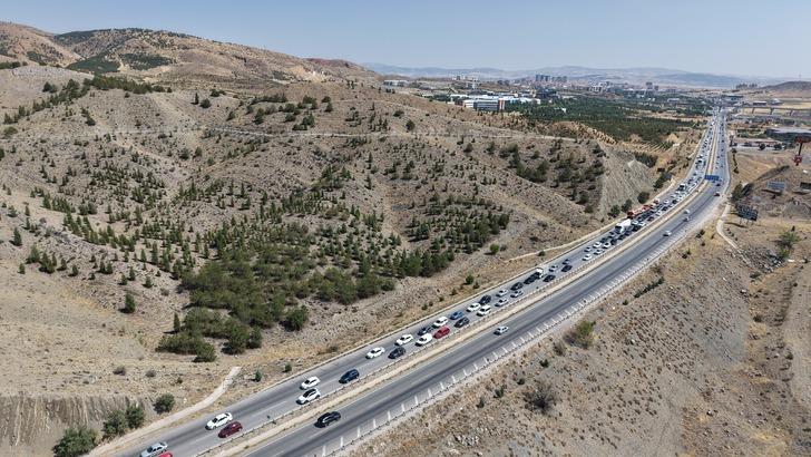43 ilin geçiş kavşağında trafik kilitlendi: Kırıkkale’de kilometrelerce araç kuyruğu G2