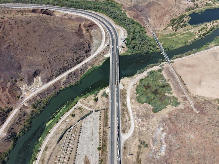 43 ilin geçiş kavşağında trafik kilitlendi: Kırıkkale’de kilometrelerce araç kuyruğu G3