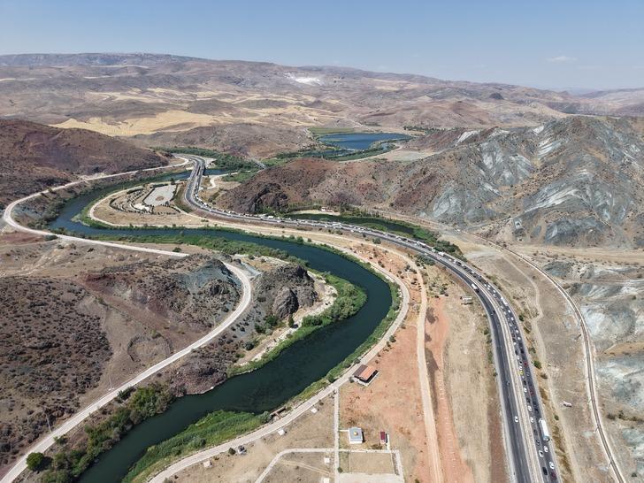 43 ilin geçiş kavşağında trafik kilitlendi: Kırıkkale’de kilometrelerce araç kuyruğu G4