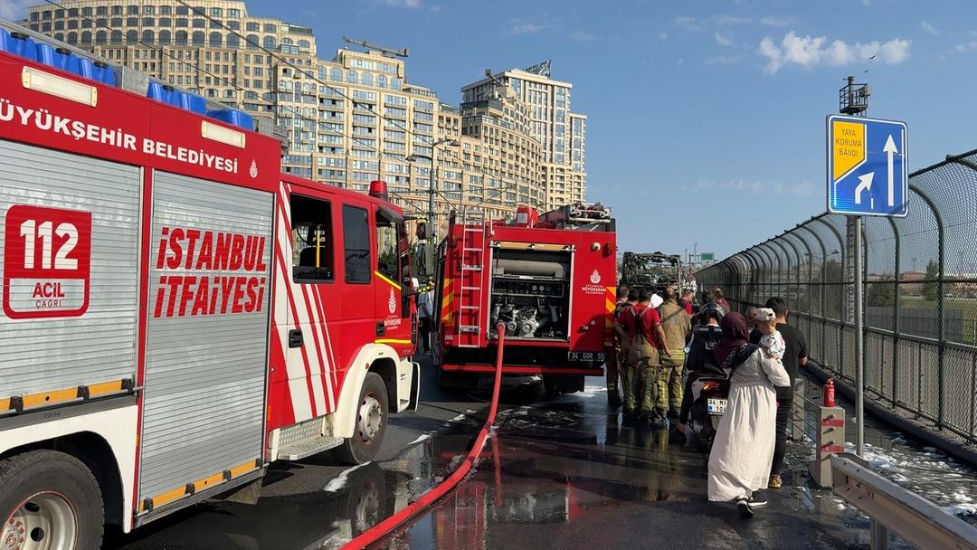 İstanbul da seyir halindeki otobüs alev alev yandı: Tramvay seferleri durduruldu 3