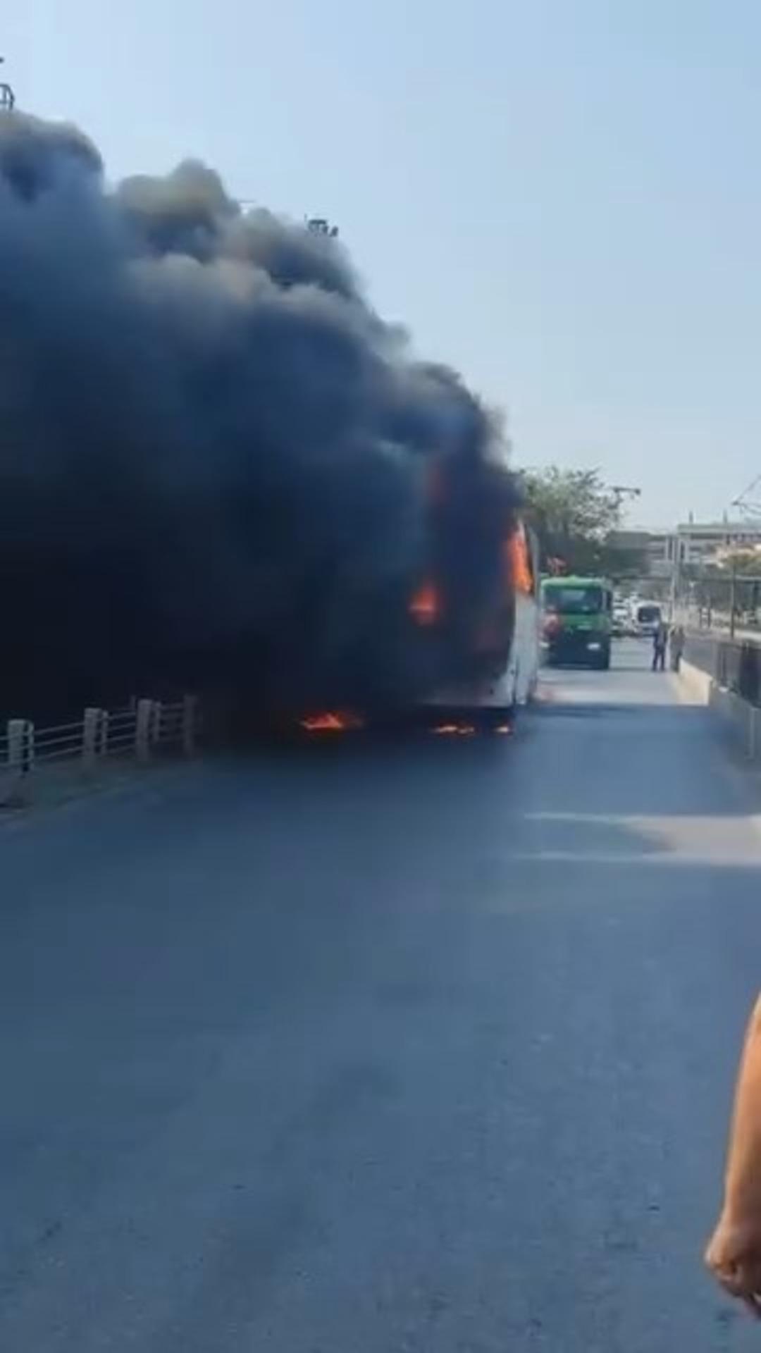 İstanbul da seyir halindeki otobüs alev alev yandı: Tramvay seferleri durduruldu 2
