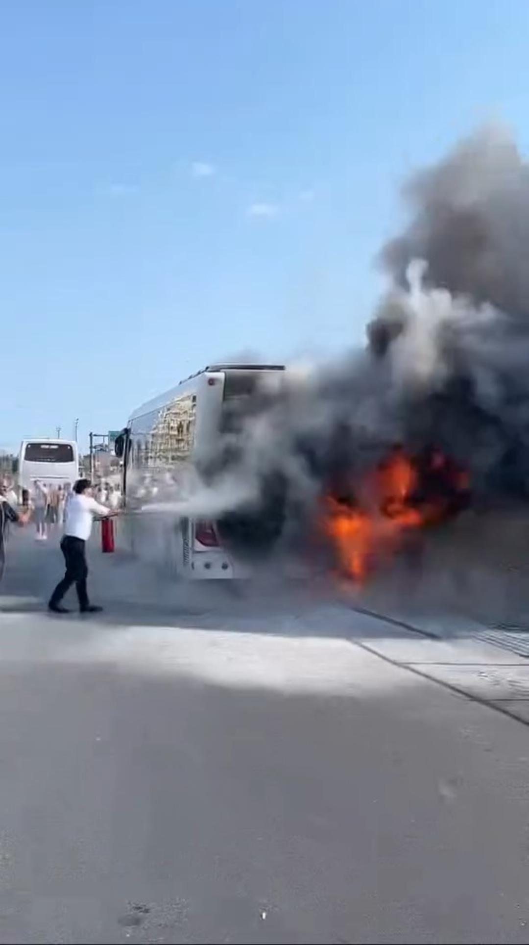 İstanbul da seyir halindeki otobüs alev alev yandı: Tramvay seferleri durduruldu 1