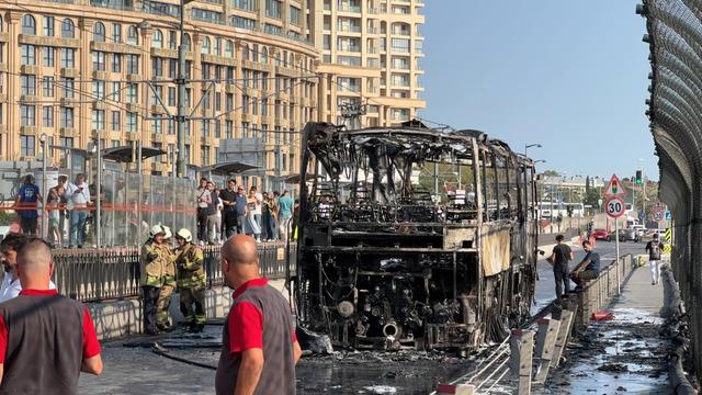 İstanbul'da seyir halindeki otobüs alev alev yandı: Tramvay seferleri durduruldu