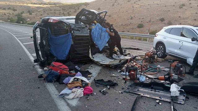 Kafa kafaya çarpıştılar: 4 ölü, 2 yaralı