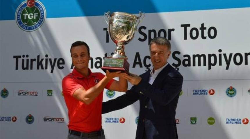  Ahmet Ağaoğlu'dan b&uuml;y&uuml;k jest 