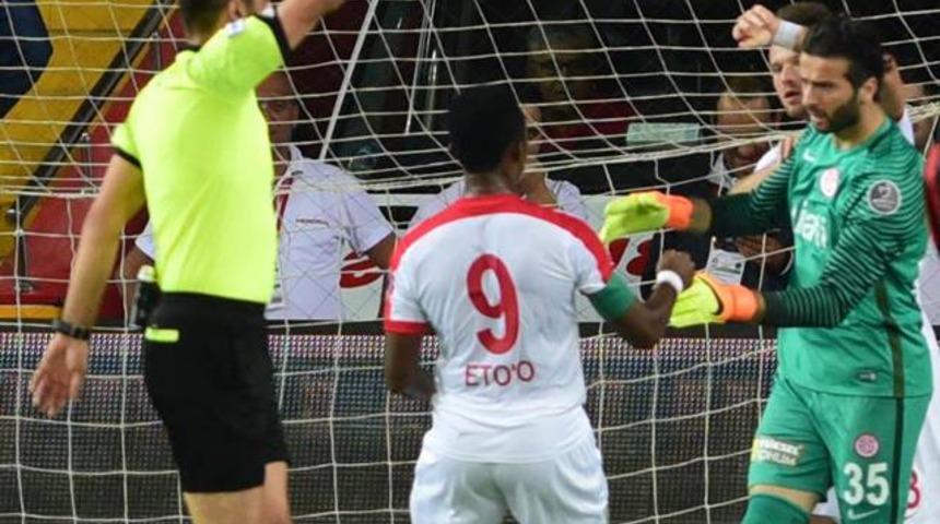 Eto'o'dan ilgin&ccedil; hareket! Penaltıda...