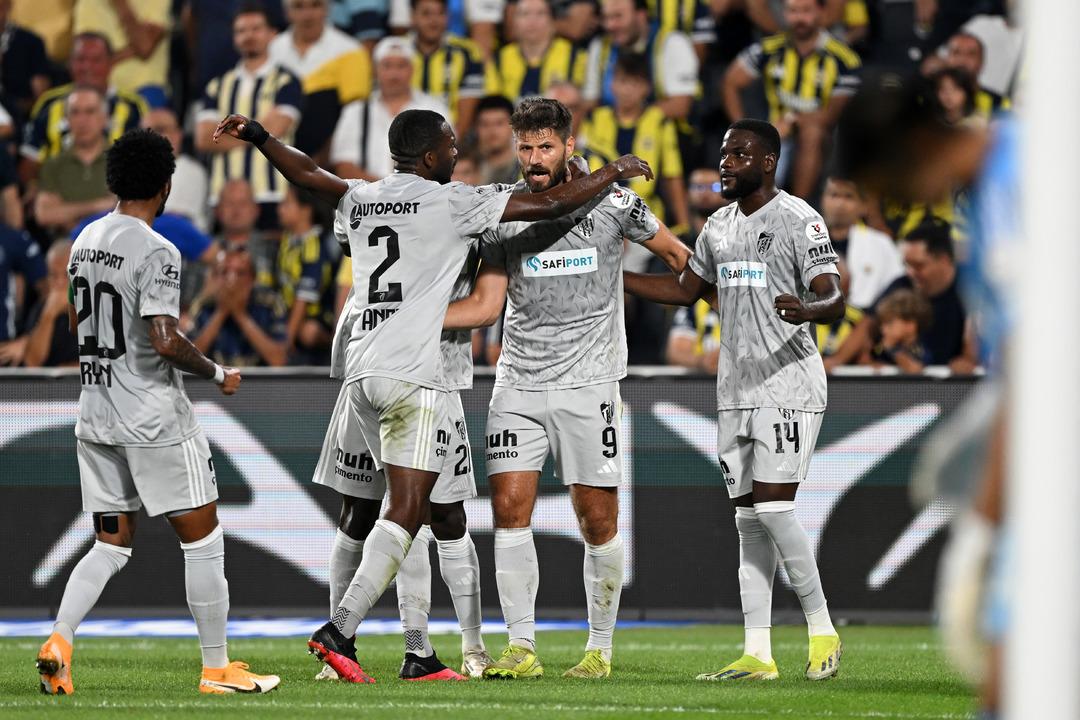 Kadıköy de sürpriz yok! Fenerbahçe sahasında konuk ettiği Kocaelispor u 3-1 mağlup etti 2