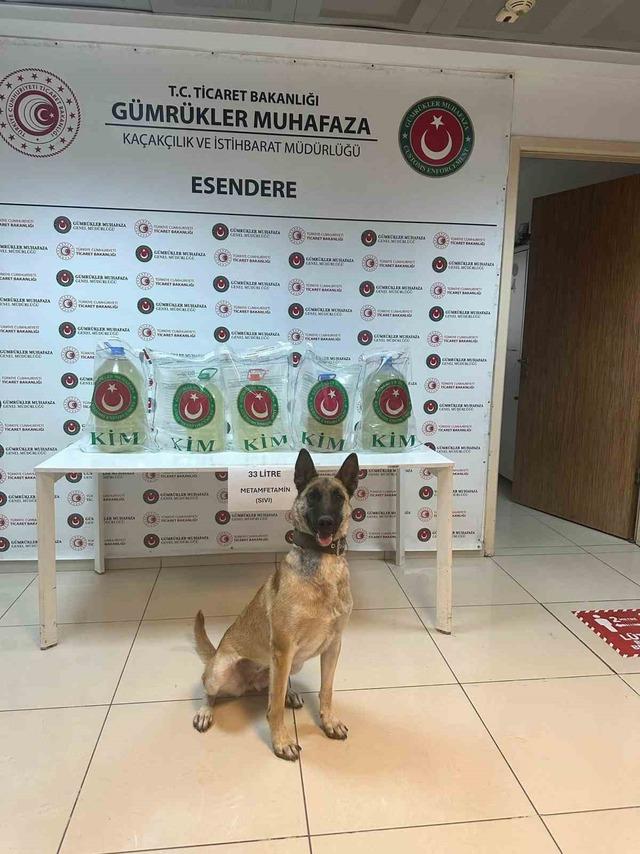 Hakkari’de tırın yakıt deposuna 33 litre sıvı metamfetamin ele geçirildi 3