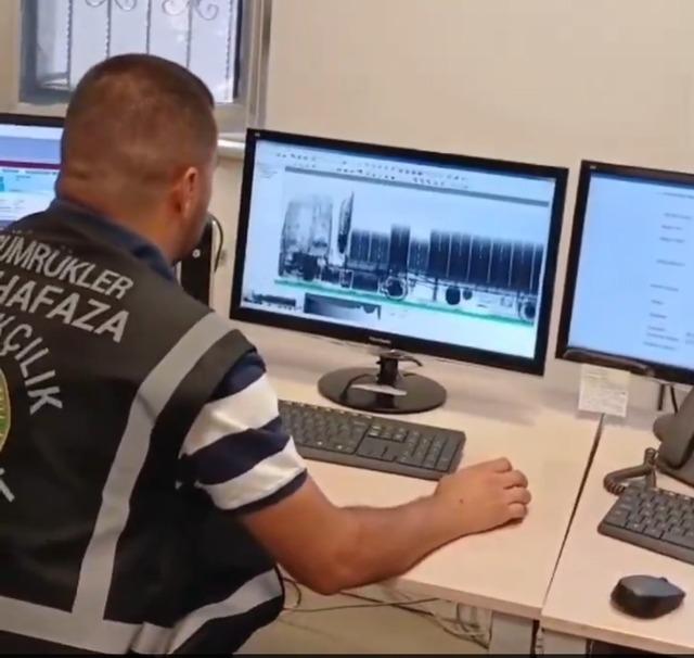 Hakkari’de tırın yakıt deposuna 33 litre sıvı metamfetamin ele geçirildi 1