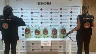 Hakkari’de tırın yakıt deposuna 33 litre sıvı metamfetamin ele geçirildi