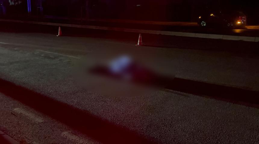 Yolun karşısına geçmeye çalışıyordu! Feci olay...