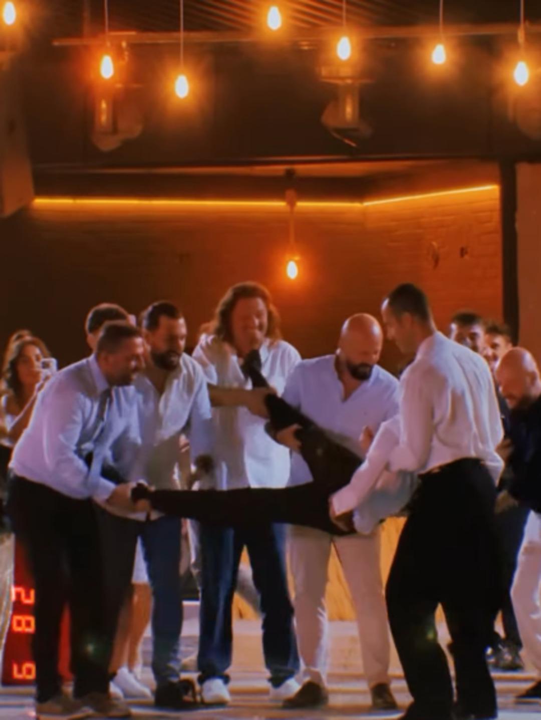 Taner Rumeli ve Ceyda Âşık Ankara da ikinci düğünü yaptı! Damadı havuza attılar 4