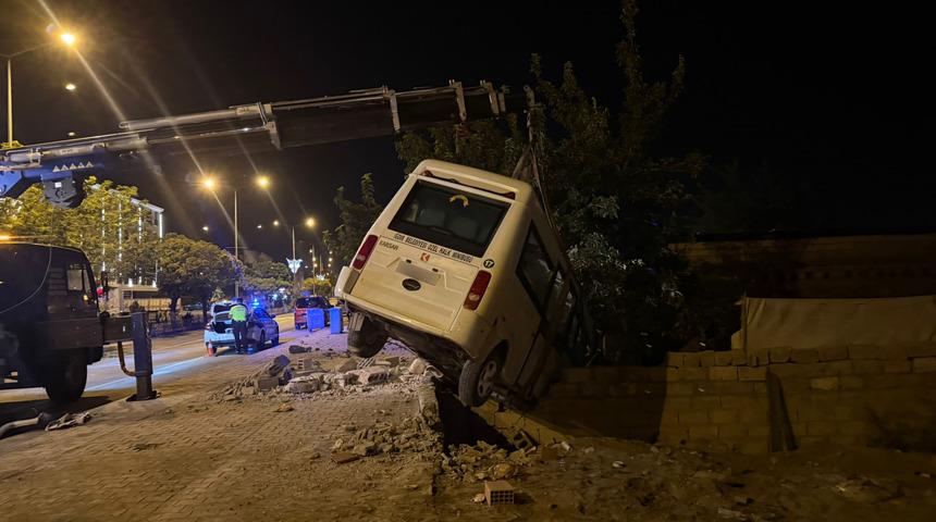 Iğdır'da ilginç olay! Kaza yapan minibüs bahçe duvarında asılı kaldı