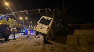 Iğdır'da ilginç olay! Kaza yapan minibüs bahçe duvarında asılı kaldı