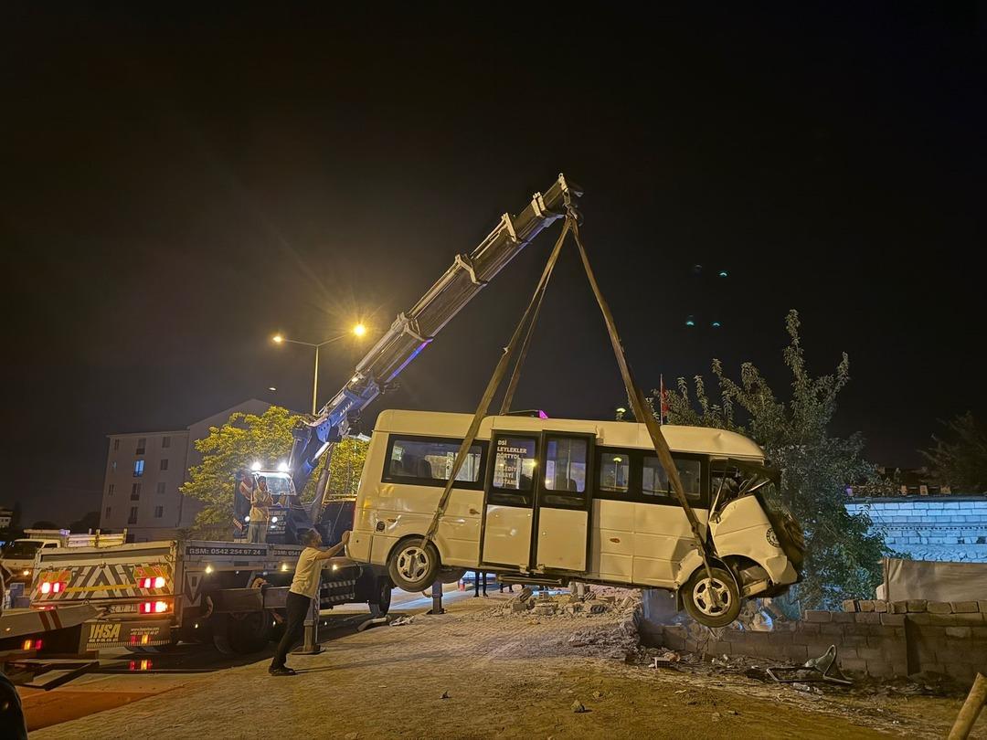 Iğdır da ilginç olay! Kaza yapan minibüs bahçe duvarında asılı kaldı 1