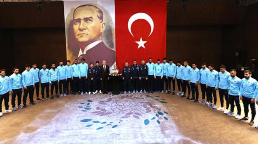 A Milli Takımdan Atat&uuml;rk i&ccedil;in saygı duruşu