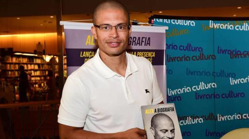 Alex de Souza'dan kitap a&ccedil;ıklaması