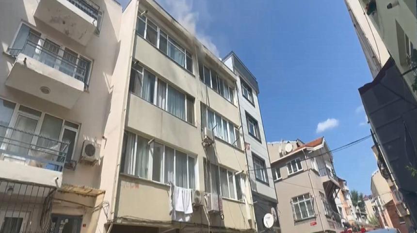 Beşiktaş’ta 3 katlı binada yangın! 1 kişi dumandan etkilendi