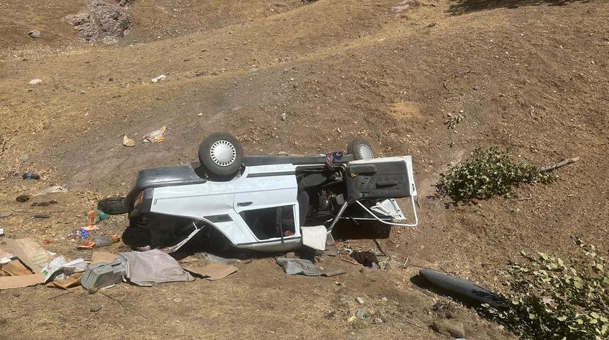 Diyarbakır'da devrilen otomobildeki 3'&uuml; &ccedil;ocuk, 8 kişi yaralandı