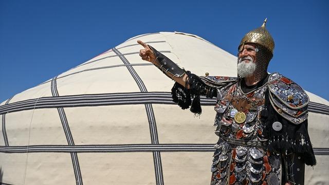 Temsili savaş kıyafetiyle şehirleri dolaşan 71'lik delikanlı, Ahlat'ta gençlerin ilgi odağı oldu