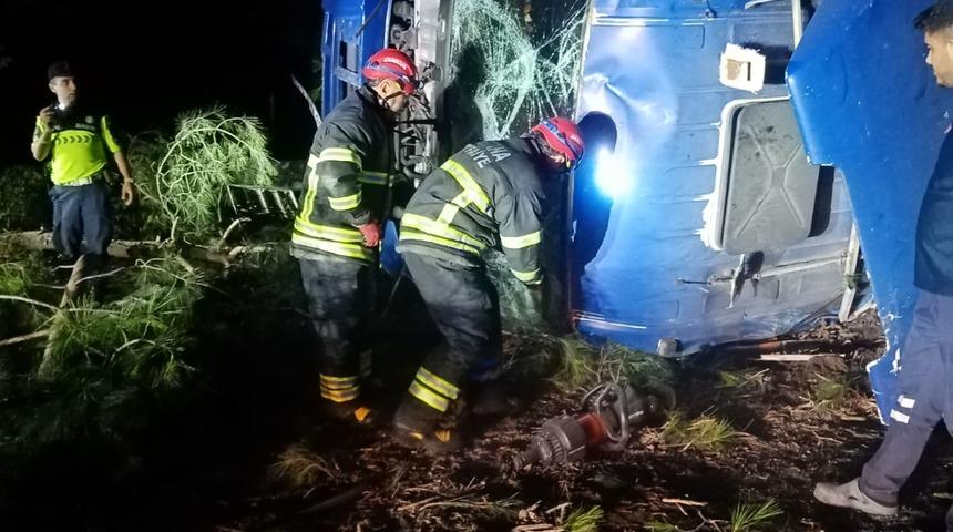 Adana'da bariyere çarpan kamyonun sürücüsü hayatını kaybetti