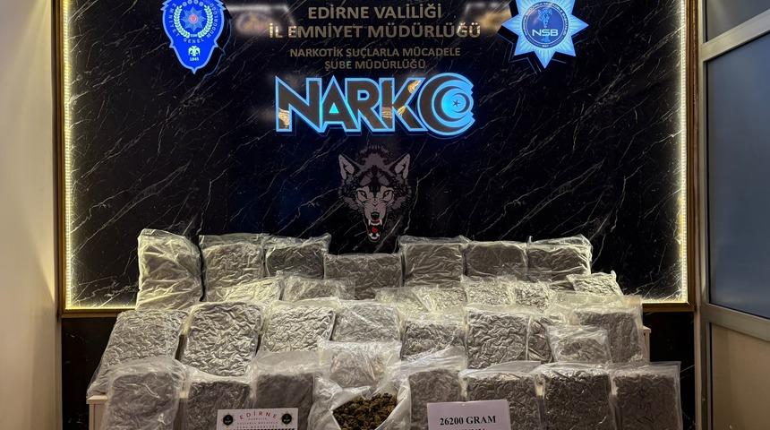 Edirne'de bir otomobilde 26 kilo 200 gram sentetik uyuşturucu ele geçirildi