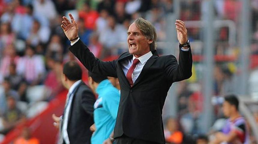 Riekerink&rsquo;i şaşırtan cevap: 'Heykelini dikerler'