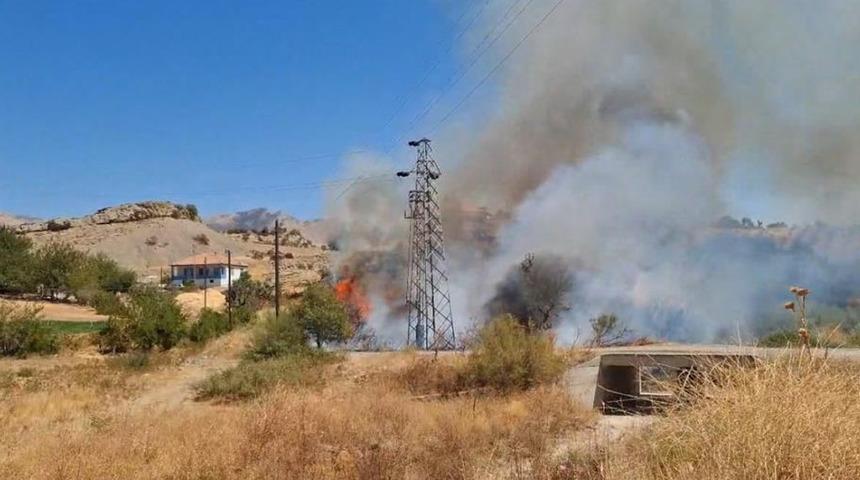 Elektrik direğindeki patlama yangına neden oldu