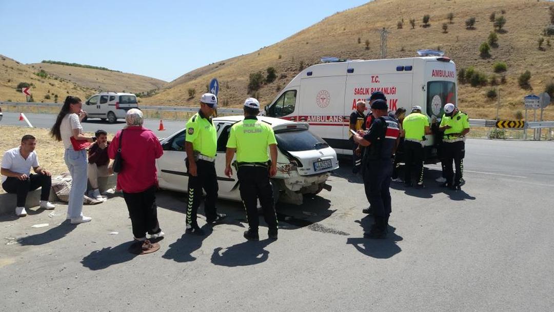 Malatya da otomobiller çarpıştı! Ölü ve yaralılar var 1