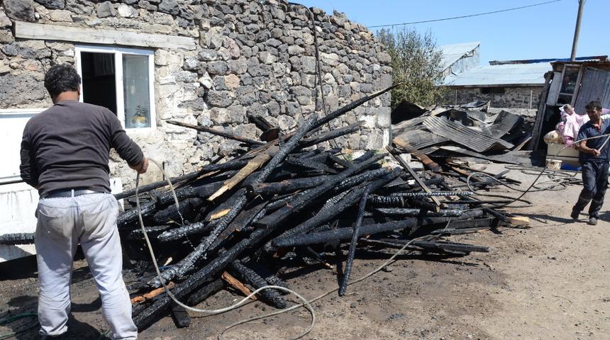 Kars'ta yangın! 1 ev, 2 samanlık ve 1 ahır kullanılamaz hale geldi