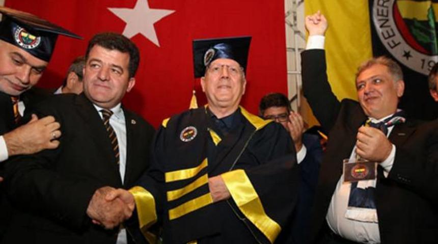 Aziz Yıldırım'a c&uuml;bbe ve kep hediyesi