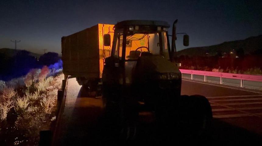 Erzincan’da traktör ile otomobil çarpıştı