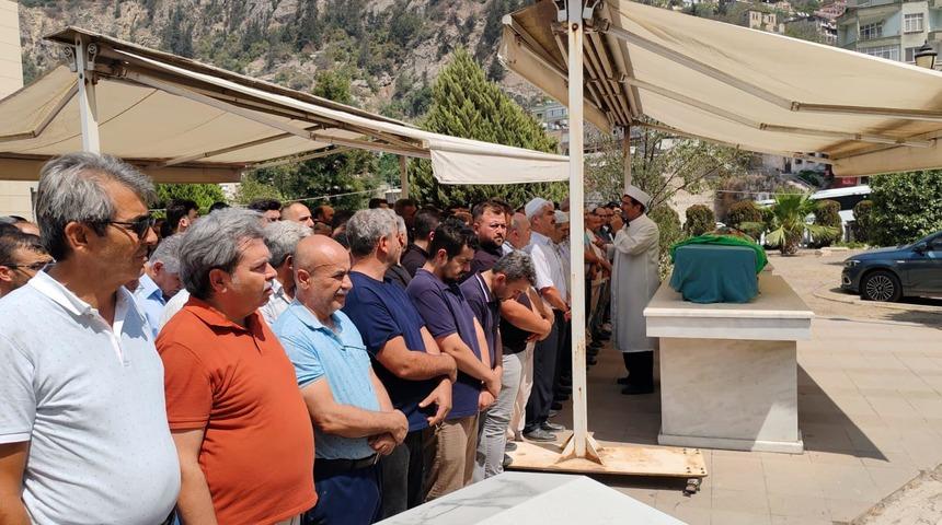 Hatay'da otomobil ile çekicinin çarpıştığı kazada ölen 3 kişinin cenazeleri defnedildi